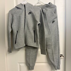 Nike Tech size Youth Large
